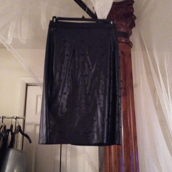 Pu skirt with black pearls - Picture 1 of 8